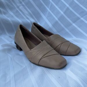 CLARKS Tilmont Clara Comfort Heeled Slip On Leather Loafer, Praline- Size 9.5